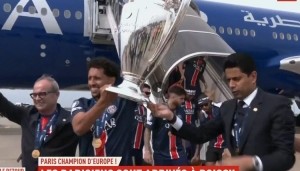 凯旋归来！巴黎携大耳朵杯抵达法国首都，纳赛尔&amp;马队高举奖杯